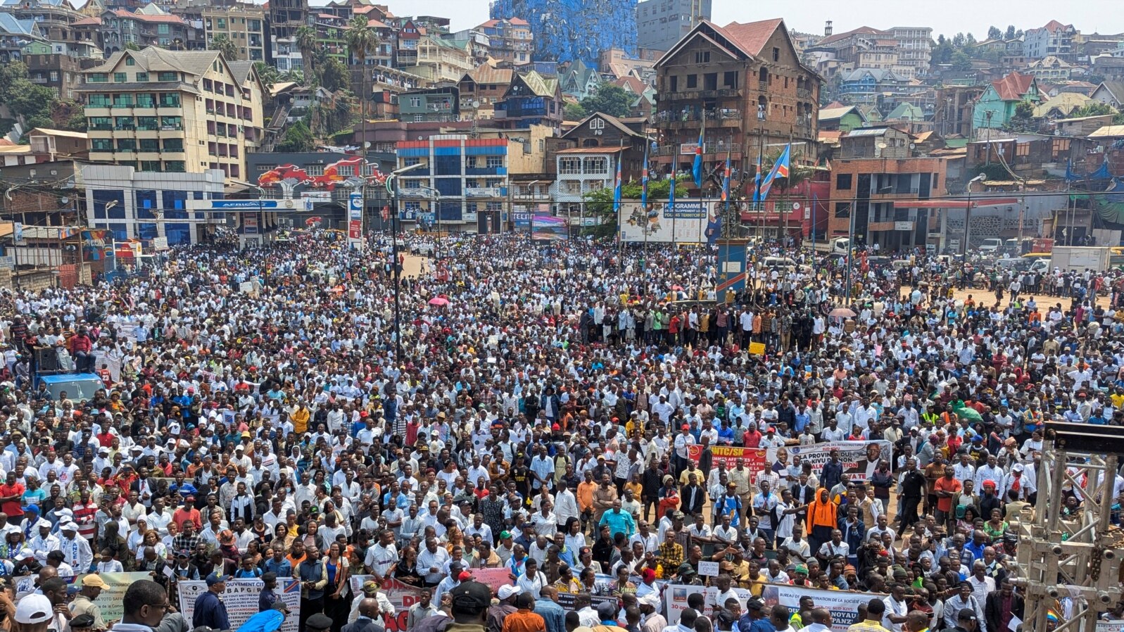 Abanyekongo bigaragambya bamagana u Rwanda mu mujyi wa Bukavu