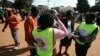 Izisebenzi zeZimbabwe Electoral Commission zifundisa abantu indlela zokuvota