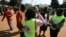 Izisebenzi zeZimbabwe Electoral Commission zifundisa abantu indlela zokuvota