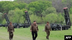 Foto yang diambil pada 22 April 2024 ini menunjukkan pemimpin Korea Utara Kim Jong Un (tengah) mengamati latihan serangan balik nuklir di sebuah lokasi yang dirahasiakan di Korea Utara. (Foto: KCNA via KNS/AFP)