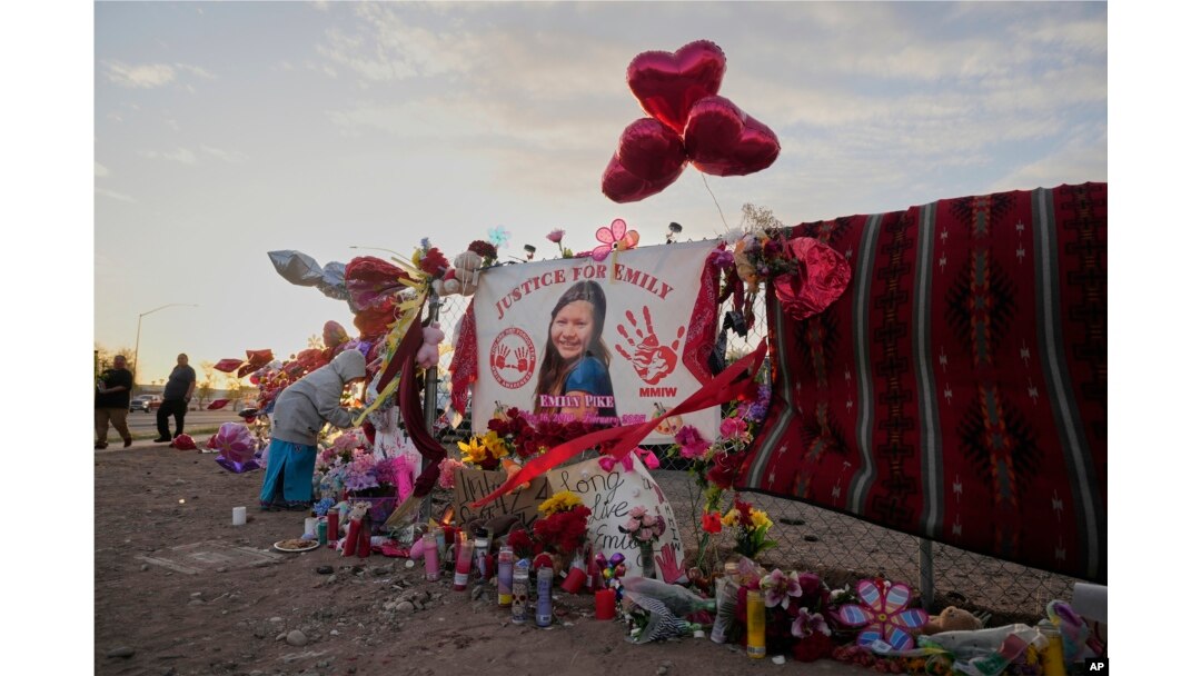 Penghormatan untuk remaja Pribumi Amerika yang dibunuh, Emily Pike, tampak dipajang pada pagar dekat upacara penghormatan untuknya di kota Mesa, Arizona, 6 Maret 2025.