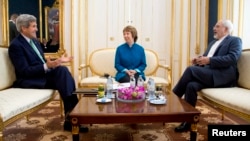 (L-R) U.S. Secretary of State John Kerry, EU Foreign Policy Chief Catherine Ashton, and Iran's Foreign Minister Mohammad Javad Zarif hold a trilateral meeting in Vienna, Austria, Oct. 15, 2014.