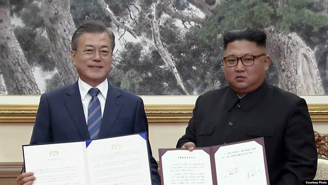 Perezida Moon Jae-in wa Koreya y'Epfo na Perezida Kim Jong wa Koreya ya Ruguru bamaze gushyira umukono ku masezerano y'ubufatanye, ku wa gatatu taliki 19/09/2018