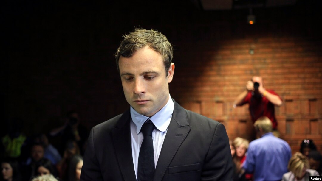 Atlet Olimpiade dan Paralimpiade Oscar Pistorius tampil di pengadilan di Pretoria (19/8).