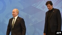 임란 칸(오른쪽) 파키스탄 총리와 블라디미르 푸틴 러시아 대통령이 지난 2019년 키르기스스탄 비슈케크 '상하이협력기구(SCO)' 회의장에서 이동하고 있다. (자료사진)