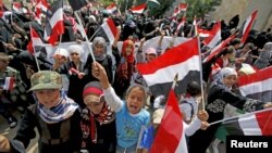 Women and children demonstrate against the Saudi-led coalition outside the offices of the United Nations in Yemen's capital Sanaa, August 11, 2015.