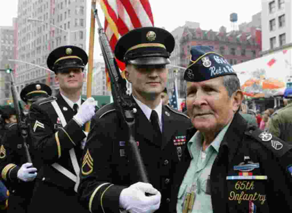 Los soldados del batallón de reclutamiento de la ciudad de Nueva York y el veterano estadounidense Samuel Vásquez, durante una ceremonia Madison Square Garden en NY.