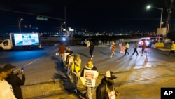 Un piquete de estibadores en huelga del puerto de Filadelfia, en el exterior de la terminal portuaria, el 1 de octubre de 2024. 