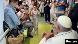 EL papa Francisco visita la sala de oncología infantil del hospital Gemelli de Roma el 15 de junio de 2023.