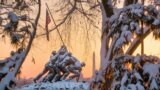 بنای يادبود تفنگداران دريايی آمريکا در آرلينگتون، ويرجينيا، در زير توفان برفی که تمامی منطقه واشنگتن را فراگرفت.