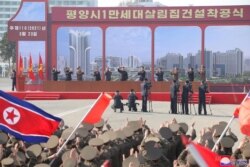 김정은 북한 국무위원장이 평양 주택 건설 착공식에 참석했다고 지난 24일 북한 관영매체인 '조선중앙통신'이 보도했다.