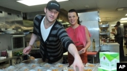 La actriz Debi Mazar y el chef Sam Talbot realizan una demostración del uso de edulcorantes hechos a base de stevia que cada vez son más populares en EE.UU.