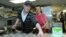 La actriz Debi Mazar y el chef Sam Talbot realizan una demostración del uso de edulcorantes hechos a base de stevia que cada vez son más populares en EE.UU.