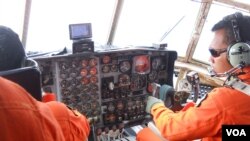 Pilot pesawat Hercules dalam misi pencarian pesawat AirAsia QZ 8501 (VOA/Andylala)