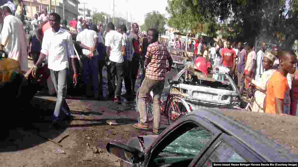 Wata mota ta fashe a wani waje inda sojoji ke girke a cikin kasuwar Maiduguri ran 14 ga watan Junairu, 2014 inda a kalla mutane 17 suka mutu, tare da hargitsin mutane da sojoji, Junairu 14, 2014.