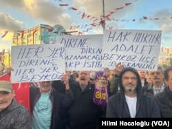 Mitinge katılanlar ellerinde "hak hukuk adalet", "direne direne kazanacağız" yazılı çeşitli pankartlar taşıdı.