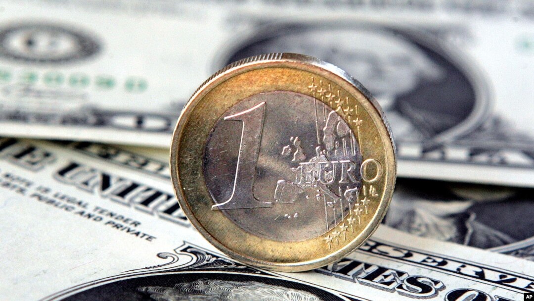 Nilai tukar euro yang digunakan 17 negara eurozone turun ke titik terendah dalam dua tahun terhadap dolar Amerika (foto: dok).