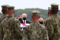 El presidente de lEE. UU., Joe Biden, asiste al traslado de los restos de miembros de las fuerzas militares que murieron en un atentado suicida en el Aeropuerto Internacional Hamid Karzai.