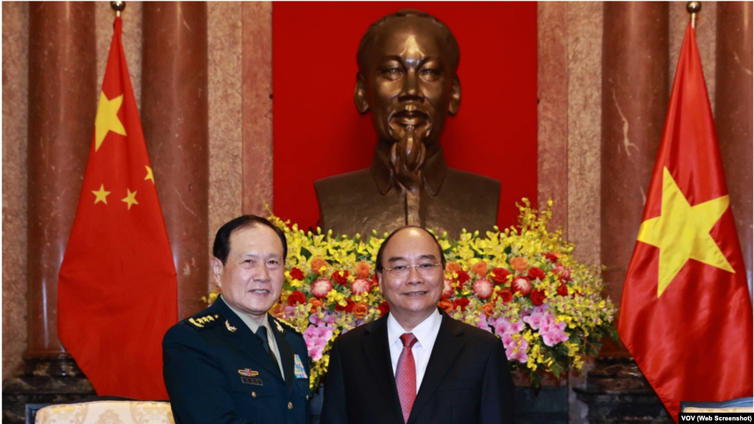 Ông Nguyễn Xuân Phúc tiếp Ngụy Phượng Hòa tại Hà Nội ngày 26 tháng Tư.