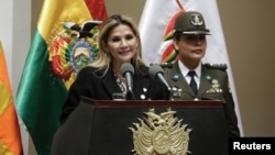 La présidente par intérim de la Bolivie Jeanine Añez s'exprimant sur le coronavirus au palais présidentiel de La Paz, le 13 mars 2020. (Reuters/David Mercado)