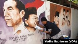 Seniman Solo aksi mural menggambar wajah Presiden Jokowi dan Wapres Ma'ruf Amin di dinding kampung Gremet Manahan Solo