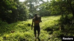 Seorang penggali kuburan bersiapkan memindahkan kuburan di taman pemakaman Bukit Brown, Singapura. (Reuters/Edgar Su) 