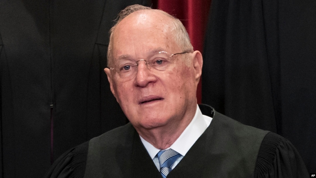 ARSIP – Dalam foto bertanggal 1 Juni 2017, Hakim Agung Anthony M. Kennedy bersama-sama hakim agung Mahkamah Agung AS lainnya berpose untuk foto resmi di Gedung Mahkamah Agung di Washington, D.C. (foto: AP Photo/J. Scott Applewhite, Arsip)