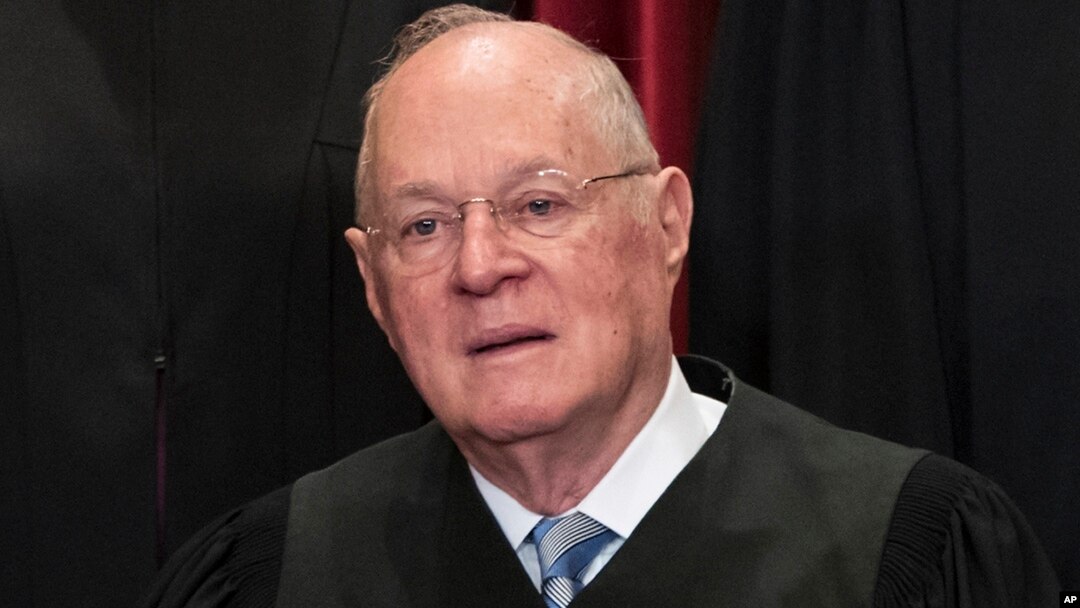 Presiden Trump sedang mencari pengganti
hakim agung Anthony Kennedy yang pensiun dari Mahkamah Agung AS. 