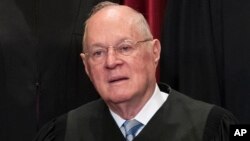 Presiden Trump sedang mencari pengganti
hakim agung Anthony Kennedy yang pensiun dari Mahkamah Agung AS. 