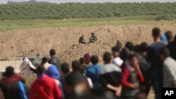 Manifestants palestiniens près de la frontière entre la bande de Gaza et Israël, le 31 mars 2018.