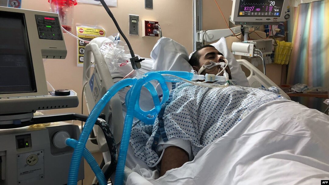 Gregory Rodriguez, salah satu pasien penyakit akibat vaping, saat dirawat di rumah sakit di New York. Rodriquez harus menjalani cangkok paru ganda pada September 2019 lalu. (Foto: AFP/Foto Keluarga)