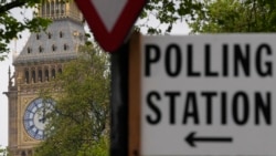 Sebuah papan penanda tempat pemungutan suara di London, 3 Mei 2024. Warga Inggris bersiap untuk melaksanakan hak pilih dalam pemilu nasional pada 4 Juli 2024. (Foto: Kin Cheung/AP Photo)