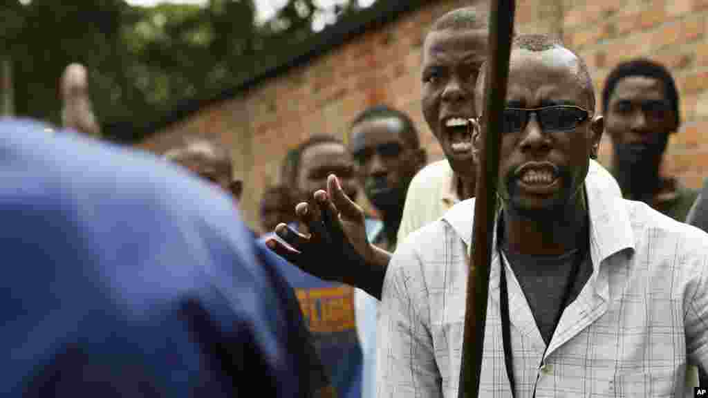 Des manifestants crient contre la police anti-émeute dans le quartier de Nyakabiga, à Bujumbura, Burundi, lundi 4 mai 2015.