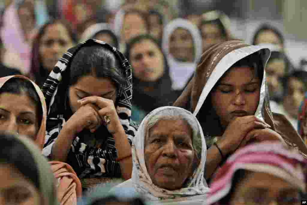 Người Thi&ecirc;n ch&uacute;a gi&aacute;o ở Pakistan cầu nguyện cho Malala Yousufzai sớm b&igrave;nh phục tại nh&agrave; thờ Sacred Heart ở Lahore, Pakistan, ng&agrave;y 14 th&aacute;ng 10, 2012.