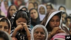 巴基斯坦民眾為受塔利班槍傷的女孩尤薩芙扎伊祈禱