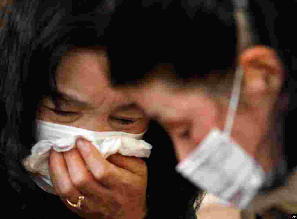 Minako Oikawa (L), who lost her husband by the massive earthquake and tsunami which struck Japan a week earlier, meets her relative at an evacuation center in north Japan. (Reuters/Kim Kyung-Hoon)