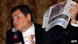 Tổng thống Ecuador Rafael Correa cầm tờ báo El Universo của phe đối lập trong một cuộc họp báo ở thủ đô Quito, Ecuador