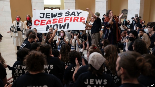 Надпись на плакате: "Евреи - за прекращение огня!"
