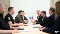 Сенаторы Блюменталь и Лэнкфорд в Киеве (Фото: AFP PHOTO / UKRAINIAN PRESIDENTIAL PRESS SERVICE)