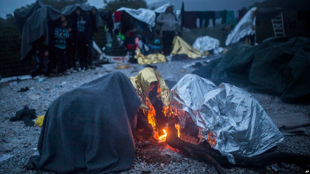 Para migran di Pulau Lesbos, Yunani yang kedinginan membuat perapian di sekitar kamp sementara mereka (foto: dok).