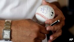 La estrella cubana Rey Ordoñez, ex jugador de los Mets de Chicago, visitó Cuba, luego de haber desertado de la isla hace 20 años, para jugar en EE.UU.