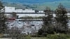 Места для парковки на заводе Tesla Inc. в Фремонте, штат Калифорния 