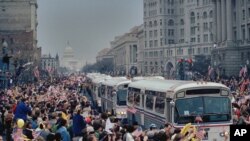 ການ​ສະ​ເຫຼີມ​ສະ​ຫຼອງ​ການ​ປ່ອຍ​ພວກຕົວປະ​ກັນ​ ໃນ​ນະ​ຄອນ​ຫຼວງ ວໍ​ຊີງ​ຕັນ ດີ​ຊີ