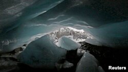 Una cueva en el glaciar de Pastoruri en Perú, donde el 22% del hielo glacial original ha desaparecido en los últimos 30 años.