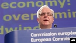 Olli Rehn addressing media at the European Commission headquarters in Brussels, Feb. 22, 2013.