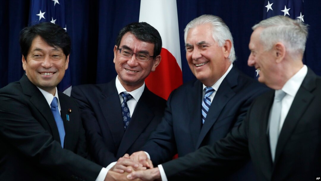 Dari kiri: Menhan Jepang Itsunori Onodera, Menlu Jepang Taro Kono, Menlu AS Rex Tillerson dan Menhan AS James Mattis dalam pertemuan di kantor Deplu AS, Washington DC, 17 Agustus 2017. (Foto: dok).