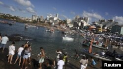 Seguidores da religião afro-brasileira Umbanda prestam tributo a Yemanja, a deusa do mar, em Salvador da Bahia.