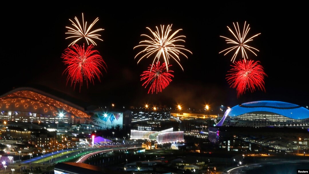 Kembang api terlihat menghiasi angkasa Taman Olimpade, saat persiapan upacara pembukaan Olimpiade Musim Dingin di distrik Adler, Sochi (4/2).