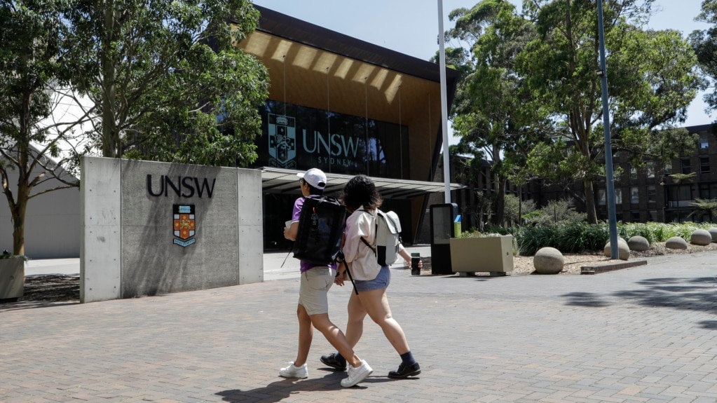 Chinese Students Shift from US to Australia, Britain