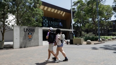 Chinese Students Shift from US to Australia, Britain